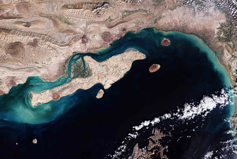 Εκρήξεις στο Ιράν στην παράκτια πόλη - λιμάνι του Μπάνταρ Αμπάς και στην νήσο Κεσμ