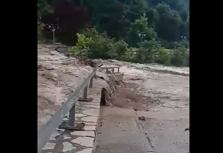 Ηλεία: Υπερχείλισε ο Πηνειός ποταμός στο Κακοτάρι μετά την ισχυρή καταιγίδα στις πλαγιές του Ερυμάνθου
