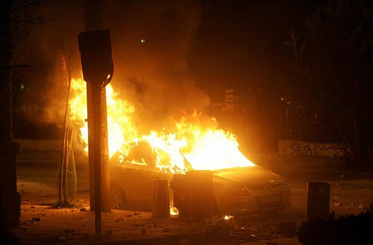 Φθιώτιδα: Σορός ατόμου βρέθηκε μέσα σε αυτοκίνητο κατά την κατάσβεση πυρκαγιάς