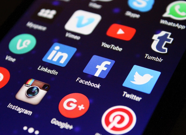 Τα social media στο εδώλιο: Μαζικές αγωγές στις ΗΠΑ για «εθισμό» των μαθητών