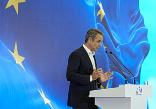 Μητσοτάκης αποθεώνει… Μητσοτάκη: Από ένα μεγάλο ερωτηματικό η Ελλάδα έχει μετατραπεί σε ένα τεράστιο θαυμαστικό 