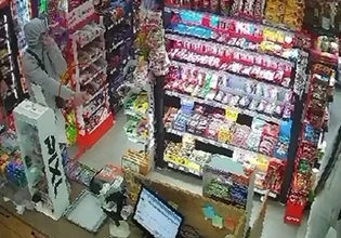 Θεσσαλονίκη: Πήγαν να ληστέψουν ψιλικατζίδικο αλλά το έβαλαν στα πόδια – Η αντίδραση του ιδιοκτήτη