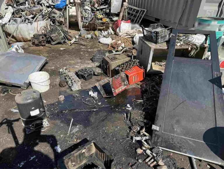 Συνελήφθη ιδιοκτήτης επιχείρησης εμπορίου σιδήρων και μετάλλων για εκτεταμένη ρύπανση στο κέντρο της Αθήνας