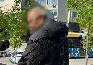 Θεσσαλονίκη: Δίωξη στον ηλικιωμένο που εισέβαλε με σφυρί σε τράπεζα – Τι ισχυρίστηκε ο ίδιος