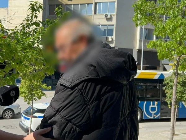 Θεσσαλονίκη: Δίωξη στον ηλικιωμένο που εισέβαλε με σφυρί σε τράπεζα – Τι ισχυρίστηκε ο ίδιος