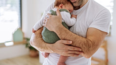 Μπαμπάς δεν γεννιέσαι, γίνεσαι μέσα από κάθε στιγμή φροντίδας που δημιουργεί δεσμούς οικειότητας και ασφάλειας