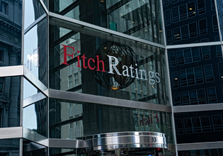Fitch: Μπαίνει στο «μικροσκόπιό» της η ελληνική οικονομία