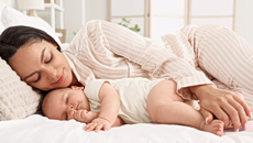 Mommy’s nights: Tips και οι «σύμμαχοι» που κάνουν τη νύχτα πιο εύκολη για το μωρό σου και για εσένα