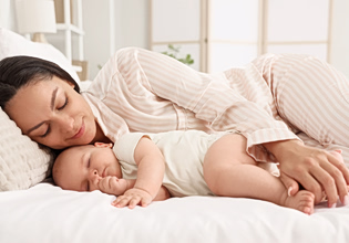 Mommy’s nights: Tips και οι «σύμμαχοι» που κάνουν τη νύχτα πιο εύκολη για το μωρό σου και για εσένα