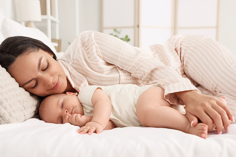 Mommy’s nights: Tips και οι «σύμμαχοι» που κάνουν τη νύχτα πιο εύκολη για το μωρό σου και για εσένα