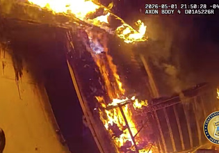 ΗΠΑ: Δραματική επιχείρηση αστυνομικών σε φλεγόμενο σπίτι στο Τενεσί – Καρέ καρέ η ηρωική προσπάθειά τους