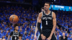 NBA: Αδιανόητη παράσταση του Γουεμπανιάμα, break στην Οκλαχόμα και 1-0 οι Σπερς σε ένα απίθανο ματς (vids, pics)