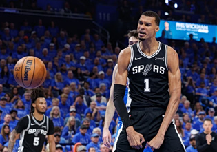 NBA: Αδιανόητη παράσταση του Γουεμπανιάμα, break στην Οκλαχόμα και 1-0 οι Σπερς σε ένα απίθανο ματς (vids, pics)