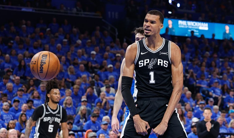 NBA: Αδιανόητη παράσταση του Γουεμπανιάμα, break στην Οκλαχόμα και 1-0 οι Σπερς σε ένα απίθανο ματς (vids, pics)
