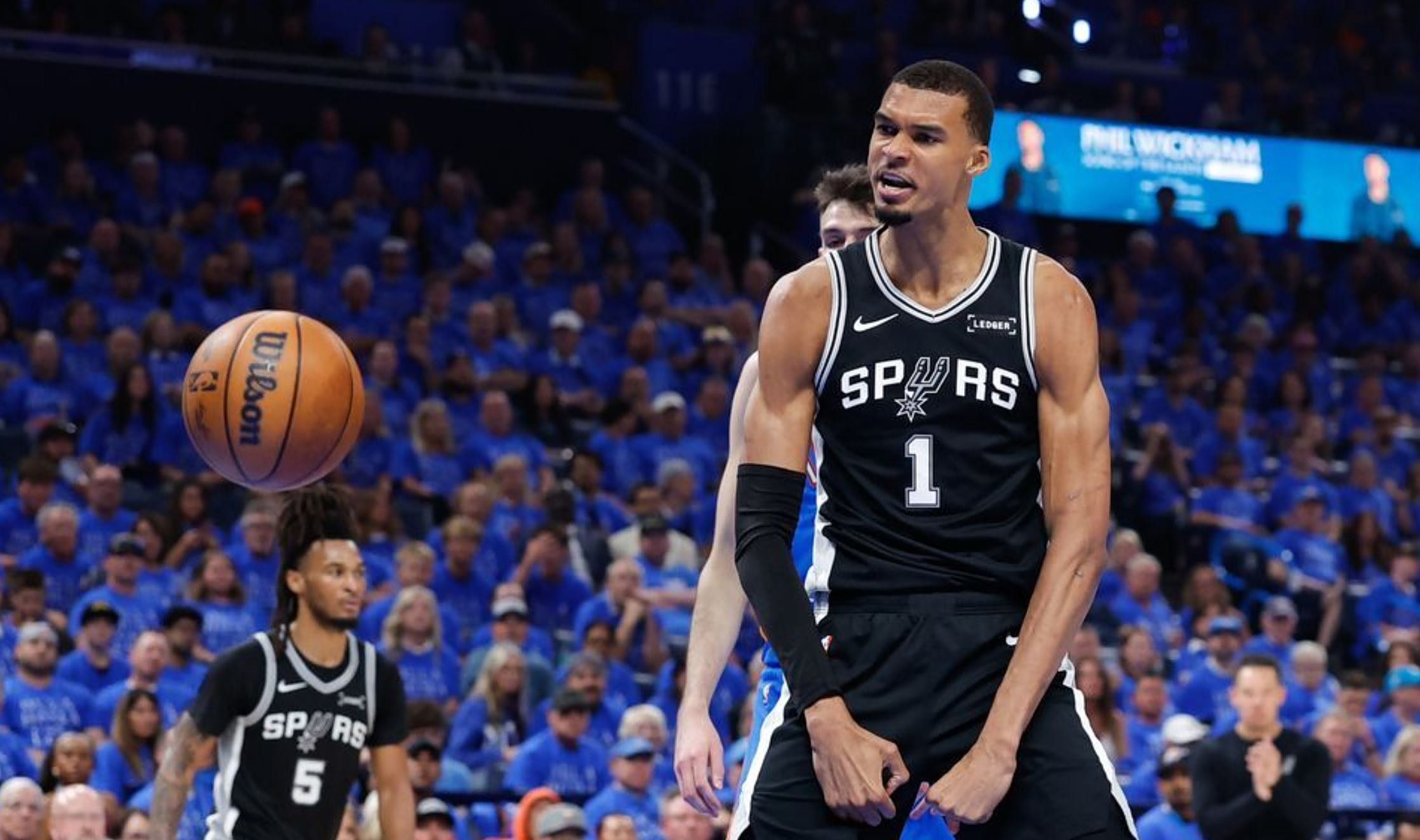NBA: Αδιανόητη παράσταση του Γουεμπανιάμα, break στην Οκλαχόμα και 1-0 οι Σπερς σε ένα απίθανο ματς (vids, pics)
