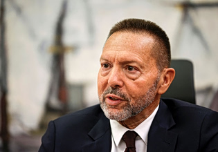 Στουρνάρας: Αστικός μύθος οι τριγωνικές συναλλαγές μεταξύ τραπεζών – servicers