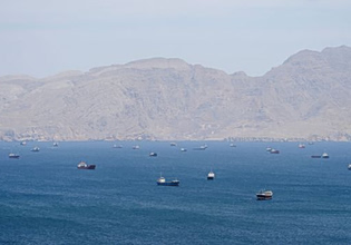 Στενά του Ορμούζ: Δεξαμενόπλοιο χτυπήθηκε από «άγνωστα βλήματα» στα ανοιχτά των ΗΑΕ