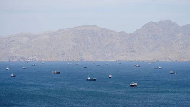 Στενά του Ορμούζ: Δεξαμενόπλοιο χτυπήθηκε από «άγνωστα βλήματα» στα ανοιχτά των ΗΑΕ
