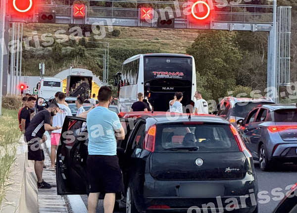 Συναγερμός στις σήραγγες των Τεμπών – Ακινητοποιήθηκε αυτοκίνητο που έβγαζε καπνούς