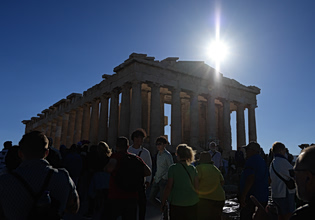 Τουρισμός: Το «κρυφό» κόστος του ελληνικού «θαύματος» – Οι αντιφάσεις και η «αόρατη» κρίση