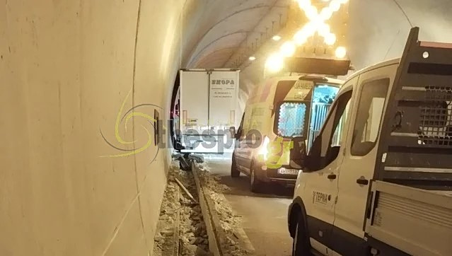 εικόνα που δείχνει το ακινητοποιημένο φορτηγό στην άκρη της σήραγγας στην Εγνατία