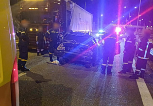 Tραγωδία στην Ιόνια Οδό – Ένας νεκρός και μία τραυματίας σε τροχαίο με νταλίκα και ΙΧ