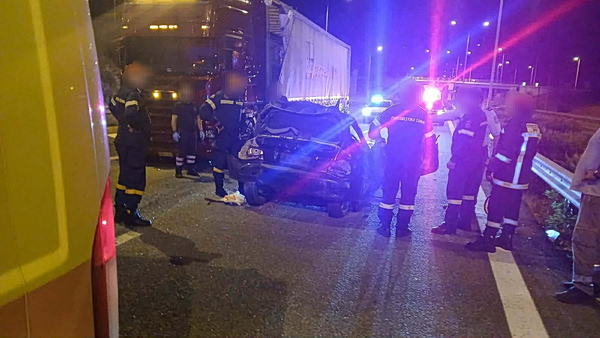 Tραγωδία στην Ιόνια Οδό – Ένας νεκρός και μία τραυματίας σε τροχαίο με νταλίκα και ΙΧ
