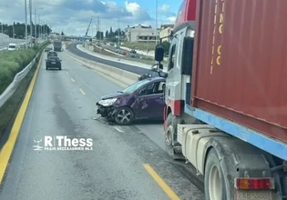 Φορτηγό συγκρούστηκε με αυτοκίνητο στον Περιφερειακό Θεσσαλονίκης