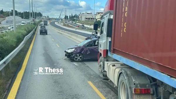 Φορτηγό συγκρούστηκε με αυτοκίνητο στον Περιφερειακό Θεσσαλονίκης