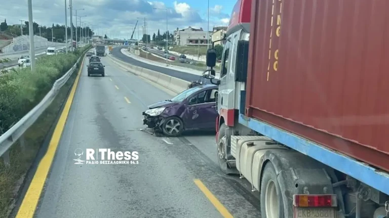 Φορτηγό συγκρούστηκε με αυτοκίνητο στον Περιφερειακό Θεσσαλονίκης