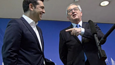 Ο Akylas λέει «Ferto», ο Μητσοτάκης ακούει στο βάθος για το κόμμα «δώστο» και ο Τσίπρας λέει «πάρτο» το πιάτο της εκδίκησης δια στόματος Γιούνκερ