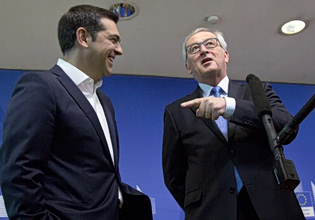 Ο Akylas λέει «Ferto», ο Μητσοτάκης ακούει στο βάθος για το κόμμα «δώστο» και ο Τσίπρας λέει «πάρτο» το πιάτο της εκδίκησης δια στόματος Γιούνκερ