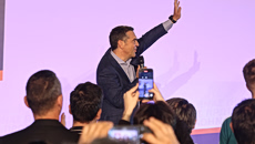 Η επιστροφή που «αναστατώνει την ελληνική πολιτική σκηνή» – Οι πρωτοβουλίες Τσίπρα «ταξιδεύουν» εκτός συνόρων