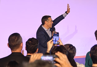 Η επιστροφή που «αναστατώνει την ελληνική πολιτική σκηνή» – Οι πρωτοβουλίες Τσίπρα «ταξιδεύουν» εκτός συνόρων