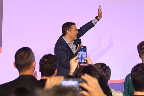 Η επιστροφή που «αναστατώνει την ελληνική πολιτική σκηνή» – Οι πρωτοβουλίες Τσίπρα «ταξιδεύουν» εκτός συνόρων