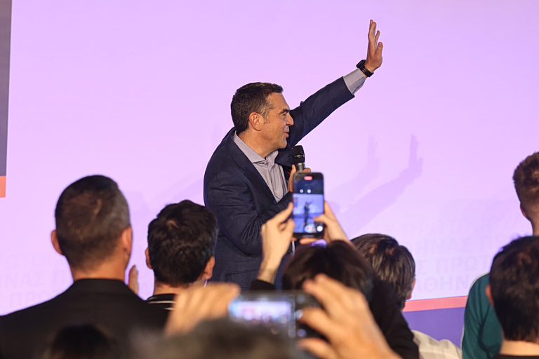 Η επιστροφή που «αναστατώνει την ελληνική πολιτική σκηνή» – Οι πρωτοβουλίες Τσίπρα «ταξιδεύουν» εκτός συνόρων