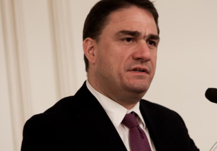 «Απαντήστε χωρίς υπεκφυγές» – Ερωτήματα ΠΑΣΟΚ σε Μαρινάκη μετά τις αντιφάσεις του Δημητριάδη για το σκάνδαλο των υποκλοπών
