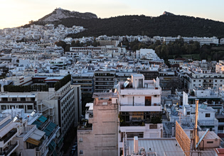 Μειώνεται ο πληθυσμός, εκτοξεύονται τα ενοίκια – Η ακτινογραφία της κρίσης