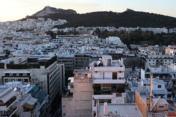 Μειώνεται ο πληθυσμός, εκτοξεύονται τα ενοίκια – Η ακτινογραφία της κρίσης