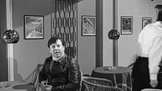 Finos Film: Το ξεκαρδιστικό video για τη σημερινή «Ημέρα του σερβιτόρου»