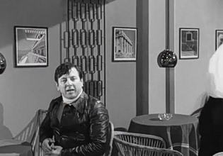 Finos Film: Το ξεκαρδιστικό video για τη σημερινή «Ημέρα του σερβιτόρου»