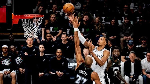 Τίμπεργουλβς – Σπερς 114-109: Οι «λύκοι» ισοφάρισαν τη σειρά – Αποβολή για τον Γουεμπανιάμα