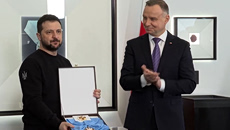 Η Πολωνία εξοργισμένη ζητά να αφαιρεθεί παράσημο που έχει αποδώσει στον Ζελένσκι