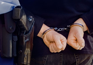 Πάτρα: Επεισοδιακή σύλληψη 35χρονου για ενδοοικογενειακή βία σε βάρος της ανήλικης συντρόφου του