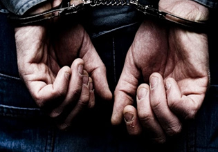 Συνελήφθη 56χρονος για οπλοκατοχή στο Λαύριο – Είχε στο σπίτι του βαλλίστρα, βέλη και πτυσσόμενο γκλοπ