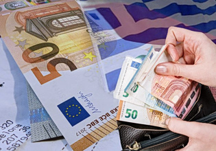 Η ακρίβεια κάνει «ταμείο»: Πώς ο πληθωρισμός εξαφάνισε τις αυξήσεις στον κατώτατο μισθό