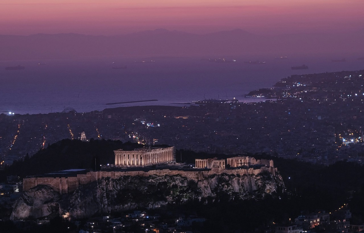 Ο Θοδωρής Κολυδάς «δείχνει» τις περιοχές που πρέπει να διερευνηθούν για την οσμή αερίου στην Αττική