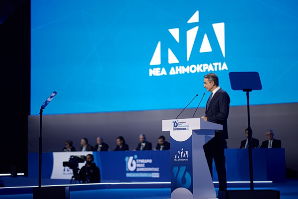 Με άγχος για εσωκομματικά και δελφίνους ο Μητσοτάκης στο συνέδριο