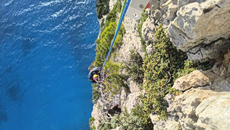 Ζάκυνθος: Ρίσκαρε τη ζωή του για μια… selfie o 22χρονος τουρίστας που έπεσε στον γκρεμό στην παραλία του Ναυαγίου