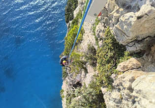 Ζάκυνθος: Ρισκάρισε τη ζωή του για μια… selfie o 22χρονος τουρίστας που έπεσε στον γκρεμό στην παραλία του Ναυαγίου